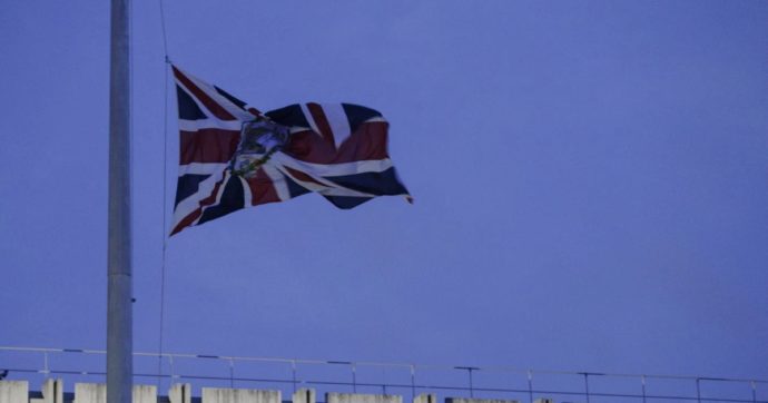 Morta Elisabetta II, perché trovo sbagliato che la Commissione Ue esponga bandiere a mezz’asta