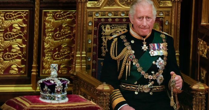 Re Carlo III sale al trono a 73 anni, una vita all’ombra della madre. L’amore per Camilla e l’ammissione: “Sposare Diana è stato un errore enorme”