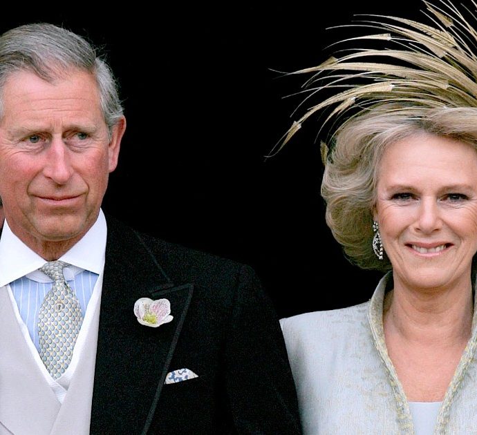 “Vorrei vivere nei tuoi pantaloni… Come un Tampax, che fortuna”: la conversazione tra Carlo e Camilla riportata da The Crown scatena una bufera a corte
