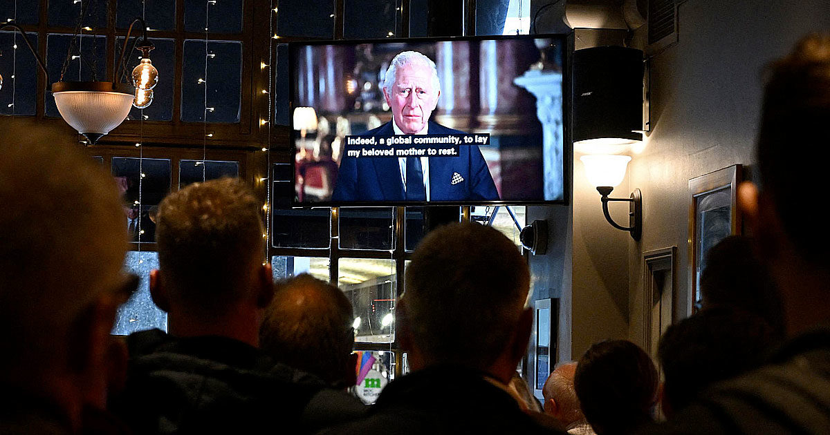 Il primo discorso di Carlo III da nuovo re: dalla dichiarazione d’amore per Camilla al messaggio per Harry e Meghan