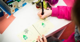 Copertina di Russia, condannato a due anni il padre della bambina che fece disegno ‘pacifista’ a scuola
