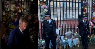 Copertina di Addio alla regina Elisabetta, davanti a Buckingham Palace è un flusso continuo di persone: in migliaia portano fiori e cantano l’inno