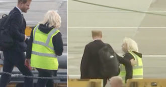 Copertina di Il principe Harry consola una donna del personale dell’aeroporto di Aberdeen: la sua partenza solitaria