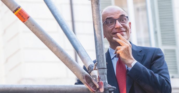 Enrico Paperino dem: ora il leader bullizzato si rifugia sull’eco-bus