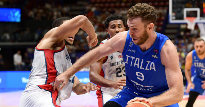 Europei di basket, l’Italia travolge la Gran Bretagna, ma è quarta nel girone: agli ottavi sfida contro la Serbia di Jokić