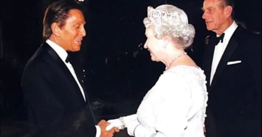 Valentino ricorda l’incontro con la regina Elisabetta: “Le ho detto: ‘Il nero è un colore divino per il vostro incarnato’, lei ha risposto che poteva metterlo solo ai funerali”