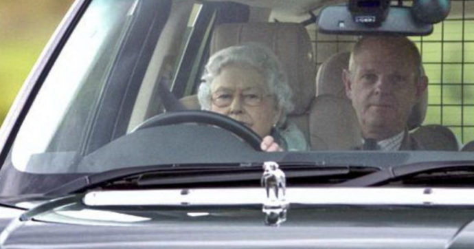 All’asta la Jaguar della regina Elisabetta: feticisti delle auto e fan della defunta Sovrana pronti a contendersela per una cifra da capogiro