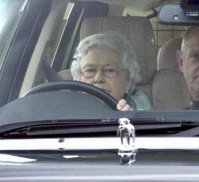 Parla l’ex segretario della Regina Elisabetta: “Quando mi disse ‘saliamo in macchina’ e si mise al volante del Range Rover. Ecco dove andammo”
