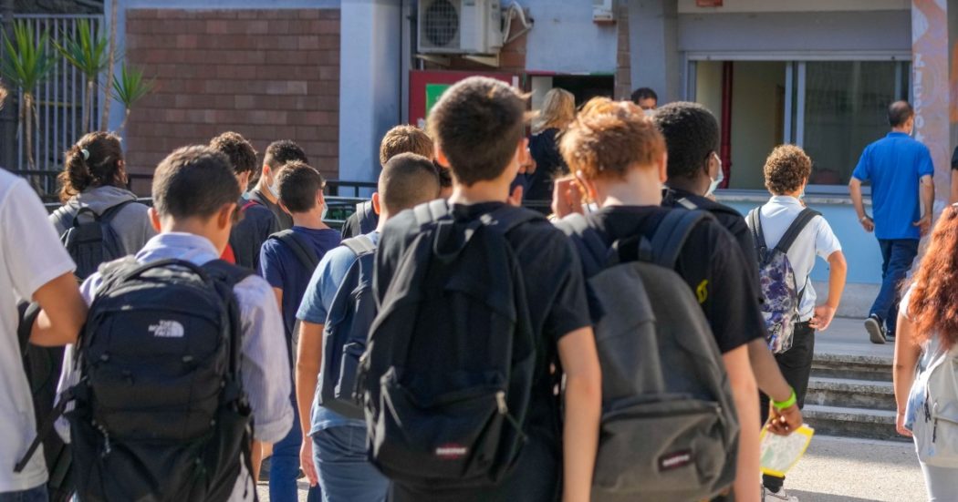 Inizia l’anno scolastico: il ritorno in classe senza mascherina dopo 2 anni. Ma mancano migliaia di insegnanti, anche di sostegno
