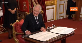 Copertina di Carlo III proclamato Re, firma il giuramento ma la scrivania è troppo piccola: ecco l'”intoppo” con le penne – Video
