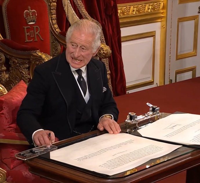 Carlo III proclamato Re, firma il giuramento ma la scrivania è troppo piccola: ecco l'”intoppo” con le penne – Video
