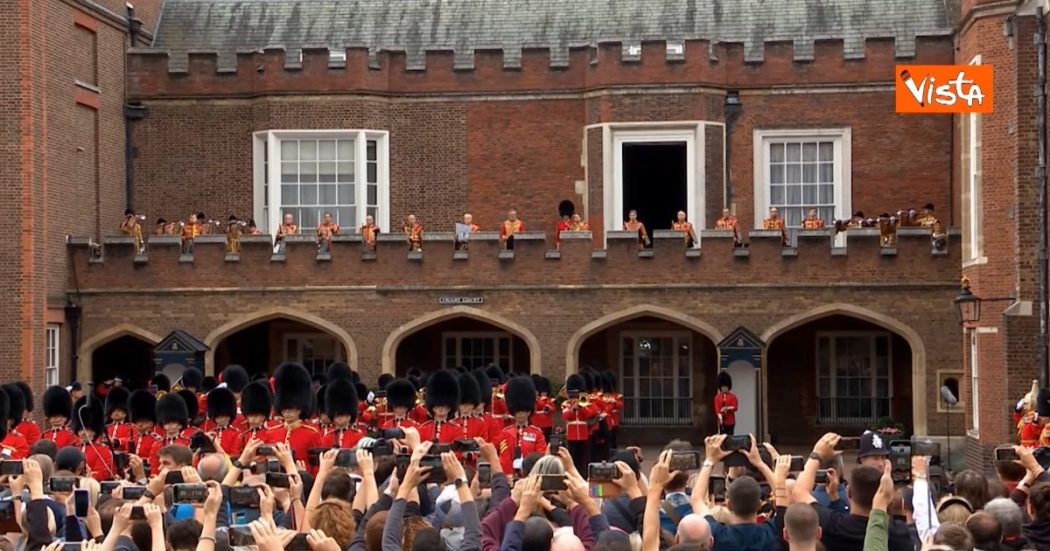 Carlo Re, la proclamazione dal balcone di St. James Palace: “God save the King” – Video