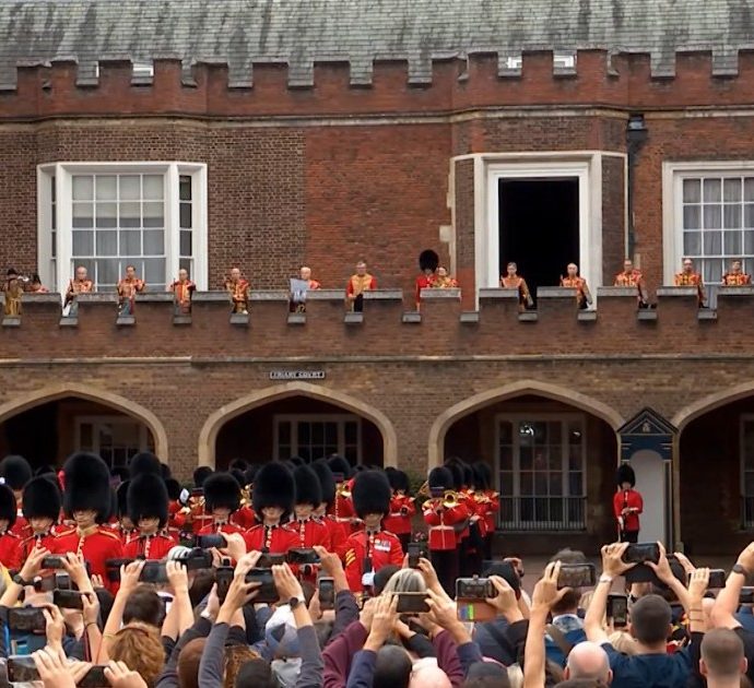 Carlo Re, la proclamazione dal balcone di St. James Palace: “God save the King” – Video