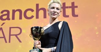 Copertina di Venezia 79, la Poitras ricorda Panahi. Cate Blanchett: “Berrò vino rosso con la Coppa Volpi”