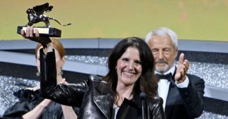 Copertina di “All the Beauty” per Poitras, Leonessa con un doc su Nan