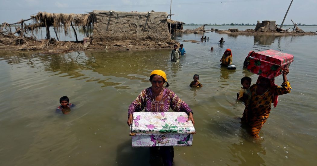 Allagamenti e migliaia di morti, la catastrofe in Pakistan anticipa i rischi del cambiamento climatico: “Ma i governi fingono di non vedere”