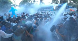 Copertina di Venezia 79, scontri tra polizia e ambientalisti: i manifestanti respinti con idranti e cariche – Video