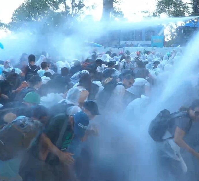 Venezia 79, scontri tra polizia e ambientalisti: i manifestanti respinti con idranti e cariche – Video