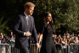 Copertina di Harry e Meghan saranno invitati all’incoronazione di re Carlo: “Ma dovranno arrivare in anticipo e niente foto sul balcone”