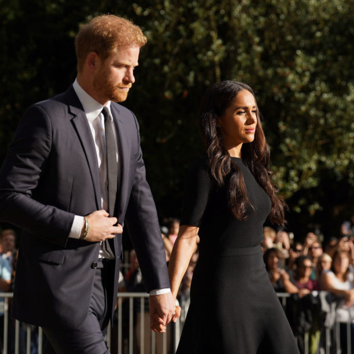 Harry e Meghan saranno invitati all’incoronazione di re Carlo: “Ma dovranno arrivare in anticipo e niente foto sul balcone”