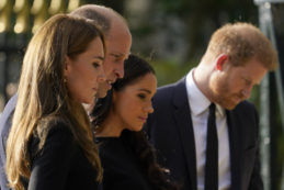 Copertina di Harry e Meghan augurano “salute e privacy” a Kate Middleton, ma una fonte rivela: “Tenuti all’oscuro del tumore, il Palazzo non si fida più di loro”