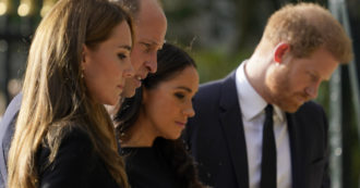 Copertina di Harry e Meghan augurano “salute e privacy” a Kate Middleton, ma una fonte rivela: “Tenuti all’oscuro del tumore, il Palazzo non si fida più di loro”