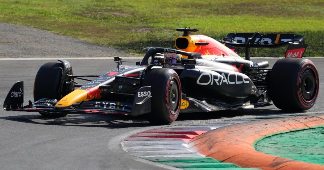 Gp di Monza, Verstappen fa festa anche in casa Ferrari: l’olandese davanti a Leclerc e Russell. Polemica per il finale con la safety car in pista