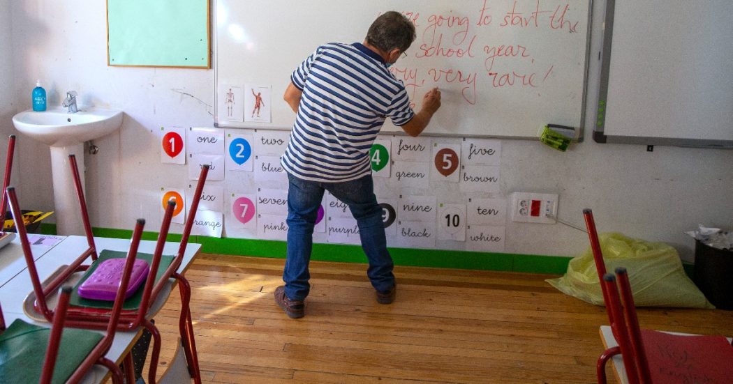 Spagna, le proteste degli insegnanti: “Manca una carriera professionale riconosciuta”. Esame e concorso: come si diventa docenti