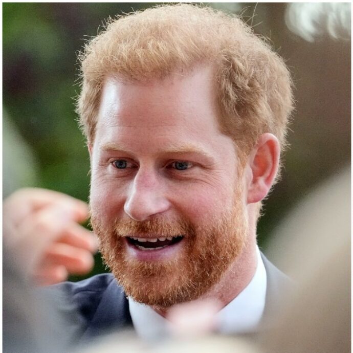 “Harry ha mandato in gran segreto dei suoi emissari a Londra per fare pace con Re Carlo: l’incontro in un club esclusivo. Per la prima volta dopo anni una comunicazione”