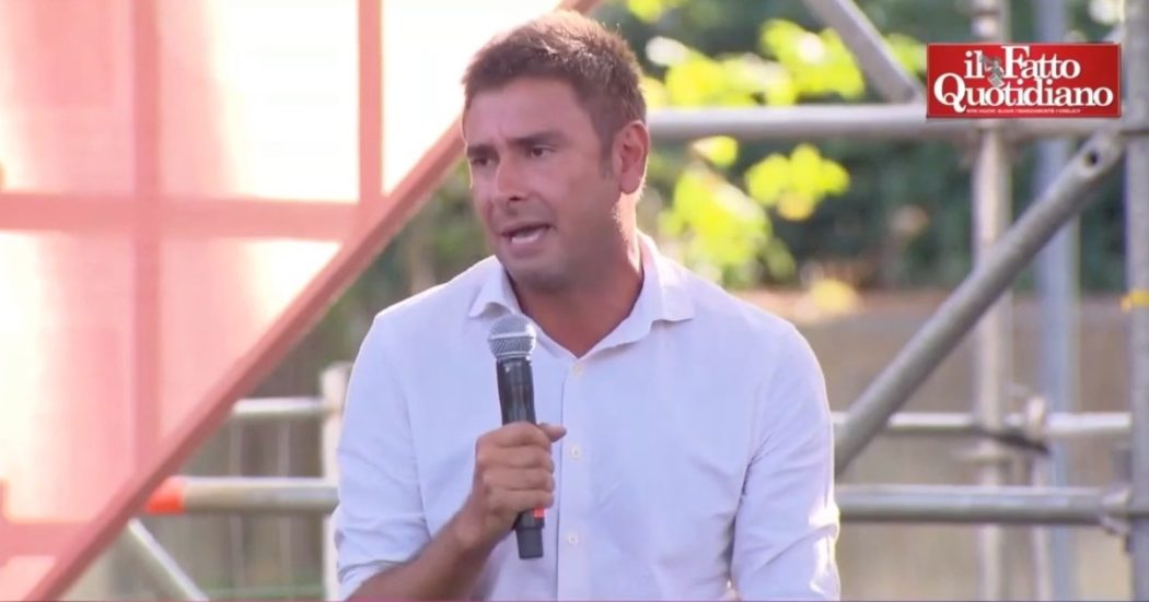 Di Battista alla festa del Fatto: “Io troppo ostinato e contrario? Devo tenere l’asticella alta. Così quando mi candiderò sarò più credibile”