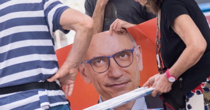 Letta lasciato a piedi dal bus elettrico. Flop della campagna ecologista dem