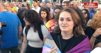 Copertina di Milano, bandiera arcobaleno e canti della Resistenza. Giovani inscenano una contestazione al comizio di Giorgia Meloni