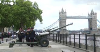 Copertina di Carlo proclamato Re, il “saluto” con i cannoni alla Tower of London in onore del nuovo monarca – Video