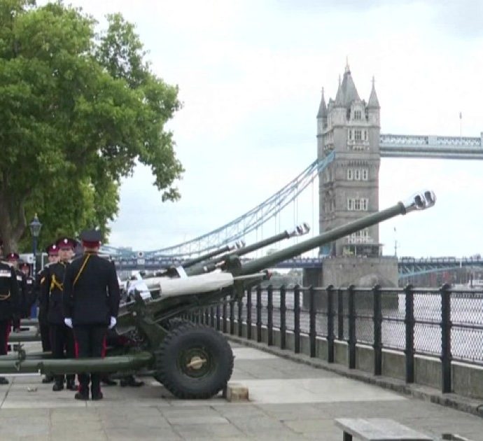 Carlo proclamato Re, il “saluto” con i cannoni alla Tower of London in onore del nuovo monarca – Video