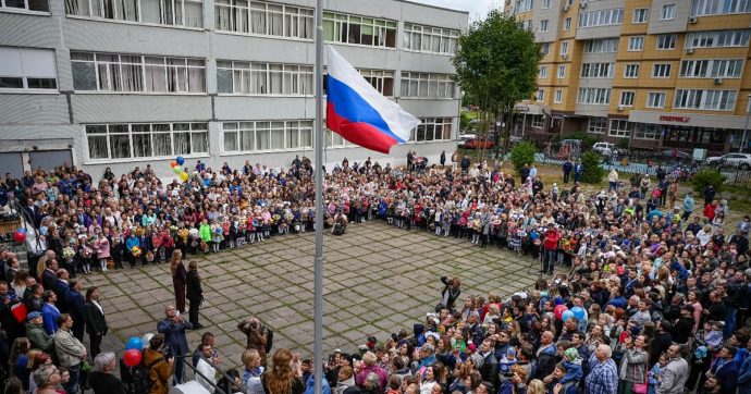 In Russia torna il patriottismo a scuola. Dalla “liberazione dell’Ucraina” alle marce in uniforme: oltre 50mila iniziative nazionaliste