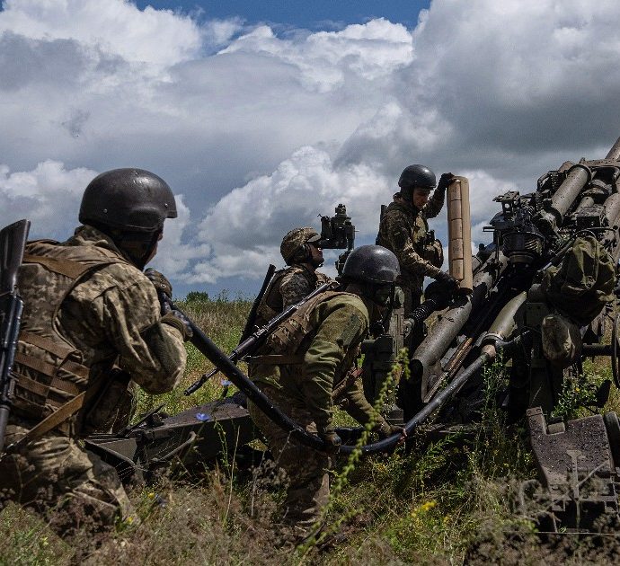 Macron chiama Putin: “Via le armi da Zaporizhzhia”. Soldati di Kiev: “Siamo alla frontiera con la Russia”. Allarme aereo in tutta l’Ucraina: missili dal mar Nero