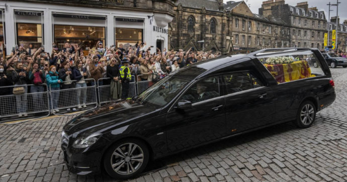 Cartello contro la Regina Elisabetta fuori dalla cattedrale di Edimburgo: arrestata una ventiduenne