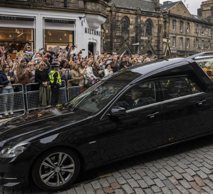 Cartello contro la Regina Elisabetta fuori dalla cattedrale di Edimburgo: arrestata una ventiduenne