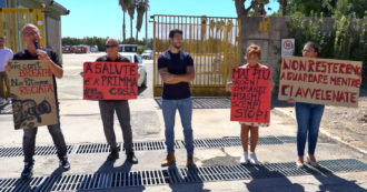 Copertina di Giugliano, protesta contro l’apertura dell’impianto di smaltimento per ecoballe: “Basta veleno” – Video