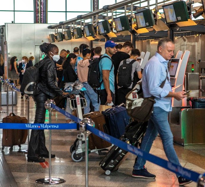 Organizza vacanza romantica con il marito ma lui porta di nascosto anche la suocera. La moglie si infuria e li molla in aeroporto