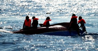 Copertina di Migranti, sei rifugiati siriani muoiono di sete su un barcone a Pozzallo: tre sono bambini