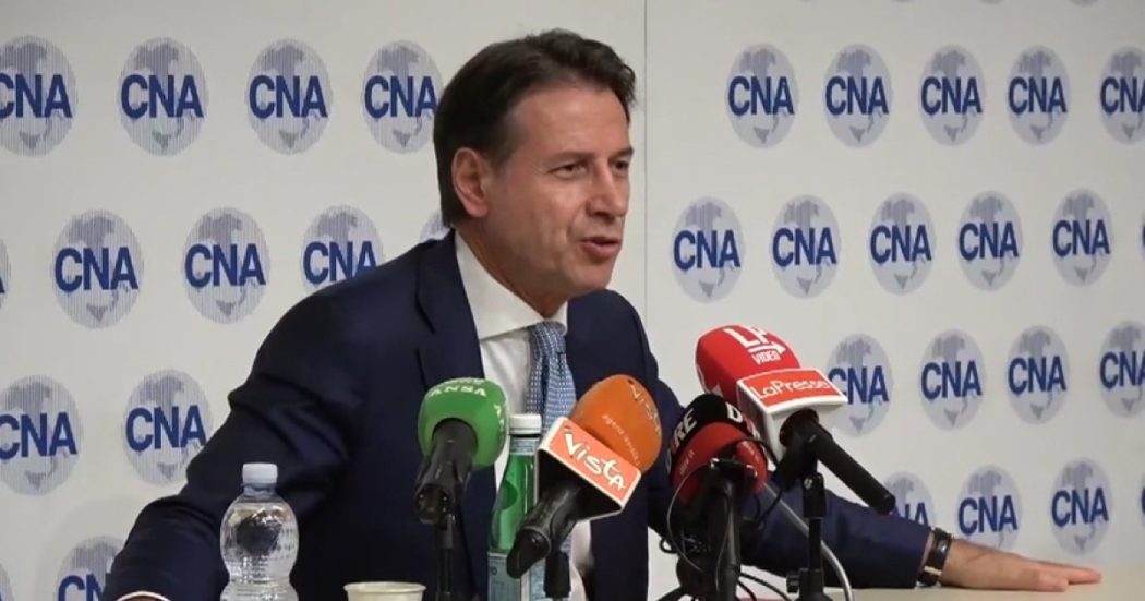 Elezioni, l’ironia di Conte: “Calenda? Atteggiamento ondivago. Ma un merito ce l’ha, riporta Renzi in Parlamento…”