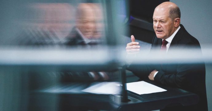 Armi, il balletto di Olaf: i Verdi chiedono l’invio di nuovi panzer a Kiev