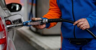 Copertina di Carburanti, il governo proroga al 17 ottobre il taglio di 30 centesimi al litro. Consumatori: “Inadeguato, servono interventi strutturali”