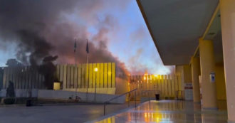 Copertina di Barletta, in fiamme struttura Covid dell’ospedale: spostati i pazienti ricoverati in Rianimazione – Video