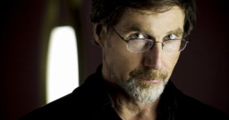 Copertina di Momix, Moses Pendleton a FQMagazine: “L’uso controllato di sostanze psichedeliche può aiutarci ad aprirci alle esperienze mistiche. La mia droga? La natura”