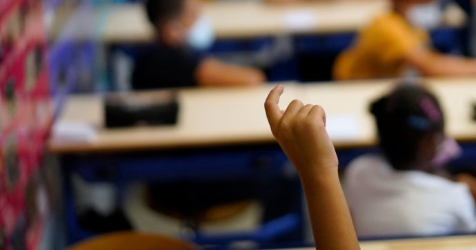 Francia, mancano insegnanti a scuola: oltre 4mila cattedre vacanti tamponate da “contractuels”, assunti senza concorso