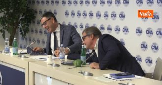 Copertina di Elezioni: Calenda firma patto con Cna, poi scopre che lo ha fatto anche Salvini e richiede il foglio indietro – Video