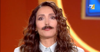 Copertina di Lingo, Caterina Balivo conduce con i baffi: “A quest’ora ci sono solo uomini in tv”