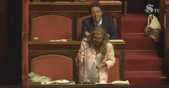 Copertina di Elezioni, la senatrice De Petris saluta Palazzo Madama: “Non avrete più il dispiacere di sentirmi”. La Russa: “Ci mancherà”